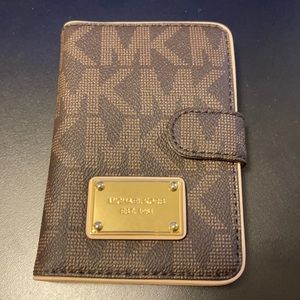 Michael Korks Jet Set Passport Case NWT